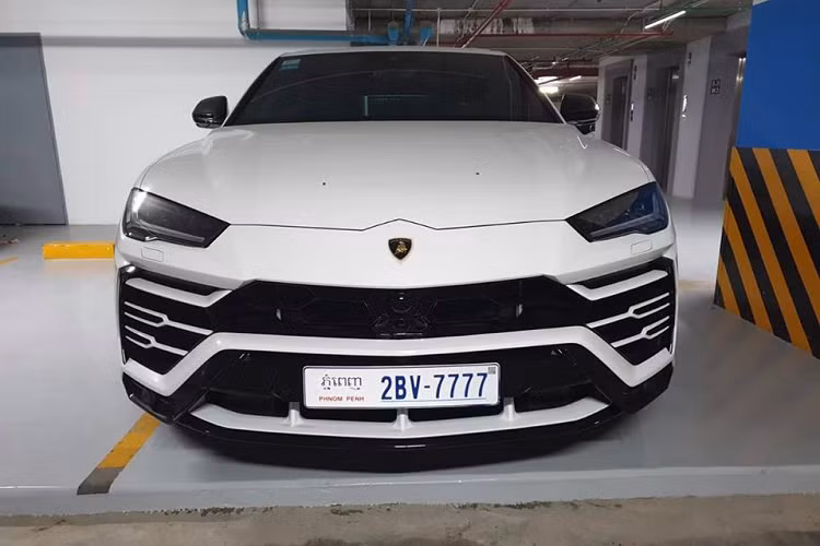 Lamborghini Urus mang màu sơn trắng Bianco Monocerus tương tự như xe của Minh "Nhựa" nhưng lại sở hữu biển số tứ quý 7