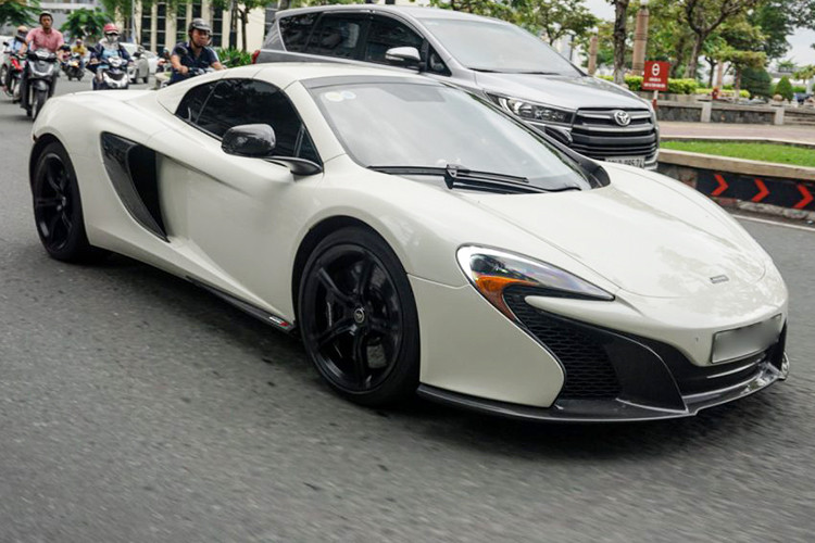Giá xe McLaren 650S Spider khi mới về nước được chào bán từ khoảng 14 đến 16 tỷ đồng. Hiện nay, “đàn em” của dòng xe 650s là 720s đang tạo được những thành công nhất định tại Việt Nam và gây nên cơn sốt trong giới chơi xe khi đến nay đã có 5 chiếc McLaren 720s được đăng ký và cho ra biển số.