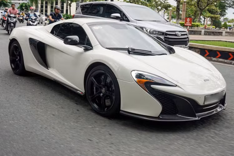 Giá xe McLaren 650S Spider khi mới về nước được chào bán từ khoảng 14 đến 16 tỷ đồng. Hiện nay, “đàn em” của dòng xe 650s là 720s đang tạo được những thành công nhất định tại Việt Nam và gây nên cơn sốt trong giới chơi xe khi đến nay đã có 5 chiếc McLaren 720s được đăng ký và cho ra biển số.