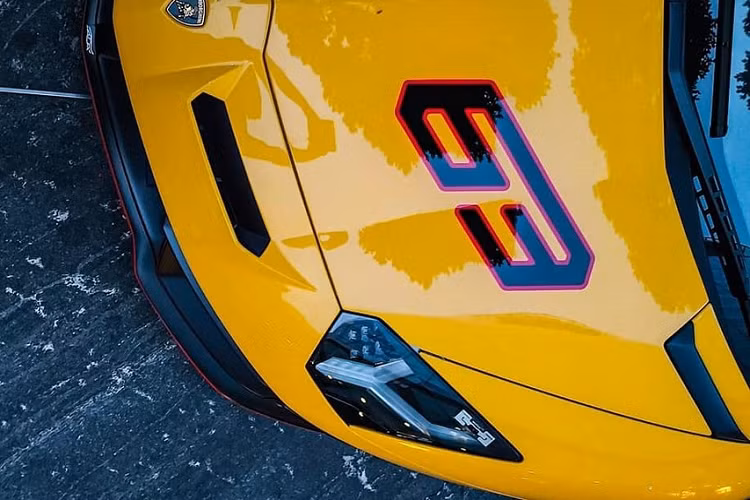 Tên gọi đầy đủ của chiếc siêu xe này là Lamborghini Aventador SVJ 63. Ngoại thất xe mang màu vàng đi kèm vô số chi tiết bằng carbon nhám. Chưa hết, chủ nhân của xe đã thể hiện phong cách riêng của mình khi ký tên lên bên hông chiếc Lamborghini Aventador SVJ 63 này bằng chữ ML được cho viết tắt của Malaysia.