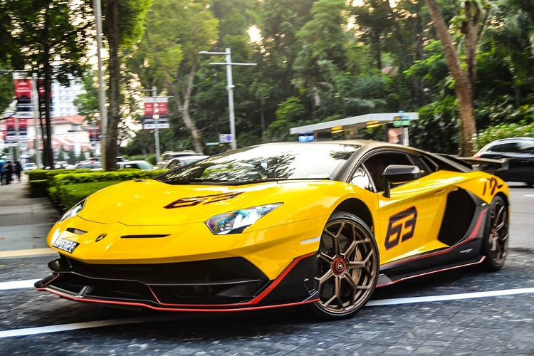Siêu xe Lamborghini Aventador SVJ 63 của đại gia Malaysia sở hữu màu sơn vàng. Chủ nhân của chiếc Lamborghini Aventador SVJ 63 này còn sở hữu 2 cực phẩm rất nổi tiếng đó là Ferrari LaFerrari định cư ở Malaysia và Koenigsegg Agera RS để ở Thuỵ Sĩ