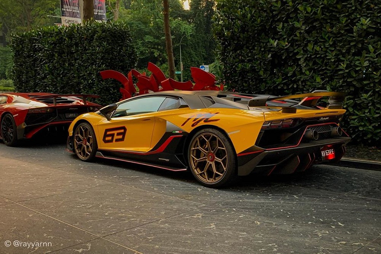 Trong số này có mẫu siêu xe cực hiếm Lamborghini Aventador SVJ của các đại gia Malaysia mới nhận bàn giao. Tuy nhiên, đây không phải là một chiếc Lamborghini Aventador SVJ thường giống như xe đã xuất hiện tại Việt Nam, thay vào đó, siêu xe Lamborghini Aventador SVJ này chỉ có đúng 63 chiếc sản xuất trên toàn thế giới.