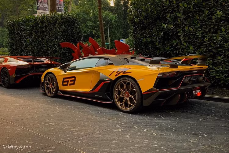 Trong số này có mẫu siêu xe cực hiếm Lamborghini Aventador SVJ của các đại gia Malaysia mới nhận bàn giao. Tuy nhiên, đây không phải là một chiếc Lamborghini Aventador SVJ thường giống như xe đã xuất hiện tại Việt Nam, thay vào đó, siêu xe Lamborghini Aventador SVJ này chỉ có đúng 63 chiếc sản xuất trên toàn thế giới.