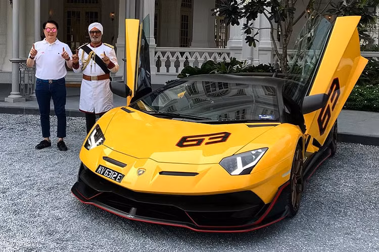 Điểm nhấn thứ hai của những chiếc siêu xe Lamborghini Aventador SVJ 63 so với bản tiêu chuẩn mà ít người biết đến chính là phần mui xe kéo xuống nắp khoang động cơ phía sau của xe được xử lý bằng carbon nhám. Chi tiết này trên siêu phẩm Lamborghini Aventador SVJ thường sẽ có màu sơn trùng với ngoại thất của xe. Chưa hết, trên cửa kính của Lamborghini Aventador SVJ 63 còn có logo 1di63. Chi tiết này trên Lamborghini Aventador SVJ là 1di900.