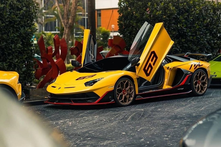 Ngoài động cơ được cải tiến, ngoại hình của siêu xe Lamborghini Aventador SVJ 63 cũng được thiết kế lại hung dữ và đầy ấn tượng. Bằng sự đam mê siêu xe cháy bỏng, giới nhà giàu Đông Nam Á hiện đang nắm trong tay hơn 10 chiếc trên tổng số 900 siêu xe Lamborghini Aventador SVJ được sản xuất toàn thế giới. Ngoài ra còn có Lamborghini Aventador SVJ 63. Hiện đã có ít nhất một chiếc siêu xe Lamborghini Aventador SVJ cập bến Việt Nam trong năm 2019 này.