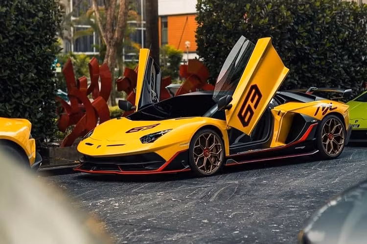 Ngoài động cơ được cải tiến, ngoại hình của siêu xe Lamborghini Aventador SVJ 63 cũng được thiết kế lại hung dữ và đầy ấn tượng. Bằng sự đam mê siêu xe cháy bỏng, giới nhà giàu Đông Nam Á hiện đang nắm trong tay hơn 10 chiếc trên tổng số 900 siêu xe Lamborghini Aventador SVJ được sản xuất toàn thế giới. Ngoài ra còn có Lamborghini Aventador SVJ 63. Hiện đã có ít nhất một chiếc siêu xe Lamborghini Aventador SVJ cập bến Việt Nam trong năm 2019 này.