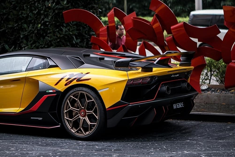 So với 900 chiếc siêu xe Lamborghini Aventador SVJ được sản xuất trên toàn thế giới, 63 chiếc Lamborghini Aventador SVJ 63 có sự khác biệt dễ nhận ra nhất chính là con số 63 xuất hiện trên nắp capô và cả bên hông siêu xe này. Tuy nhiên, các chủ nhân của Lamborghini Aventador SVJ thường có thể dễ dàng dán thêm con số 63 để tạo sự khác biệt.