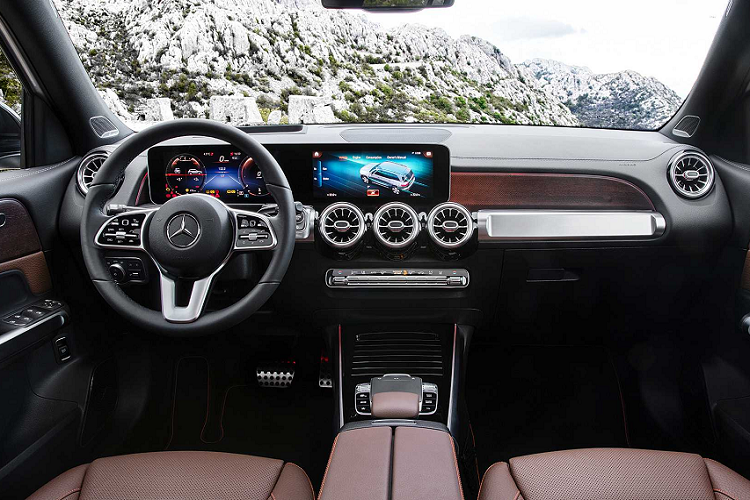 Mercedes GLB hoàn toàn mới được phát triển trên nền tảng MFA 2 của dòng Mercedes A-Class (nền tảng Modular Front-drive Architecture mới). Dù được phát triển trên khung gầm của dòng xe nhỏ nhưng GLB lại là một mẫu xe SUV 3 hàng ghế, đủ sức chứa 7 hành khách. Đây cũng là mẫu xe Mercedes duy nhất trong phân khúc này sở hữu 7 chỗ ngồi.