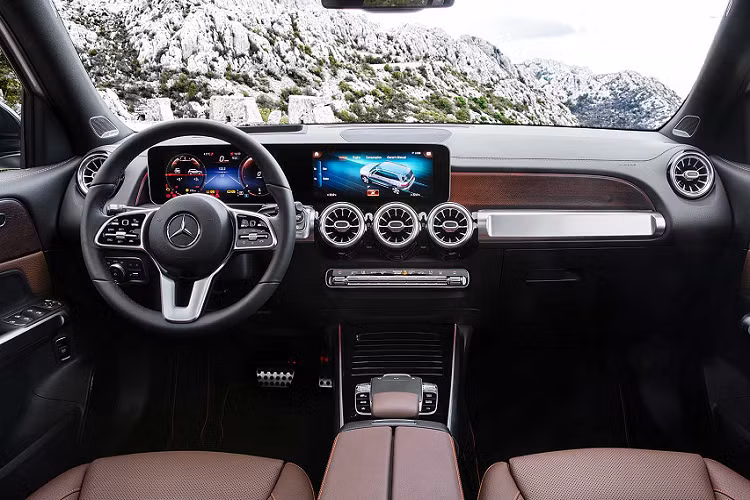 Mercedes GLB hoàn toàn mới được phát triển trên nền tảng MFA 2 của dòng Mercedes A-Class (nền tảng Modular Front-drive Architecture mới). Dù được phát triển trên khung gầm của dòng xe nhỏ nhưng GLB lại là một mẫu xe SUV 3 hàng ghế, đủ sức chứa 7 hành khách. Đây cũng là mẫu xe Mercedes duy nhất trong phân khúc này sở hữu 7 chỗ ngồi.