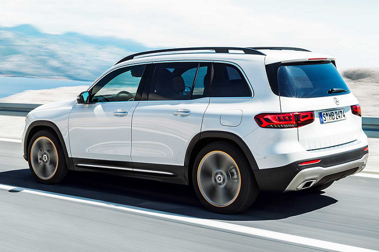 Hệ điều hành giao diện MBUX chính hãng cho phép điều khiển bằng giọng nói, tương thích với Apple CarPlay và Android Auto. Xe còn sở hữu hệ thống hỗ trợ phanh tự động, hỗ trợ băng qua đường gió và camera lùi.