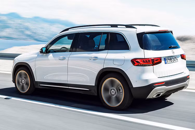 Hệ điều hành giao diện MBUX chính hãng cho phép điều khiển bằng giọng nói, tương thích với Apple CarPlay và Android Auto. Xe còn sở hữu hệ thống hỗ trợ phanh tự động, hỗ trợ băng qua đường gió và camera lùi.