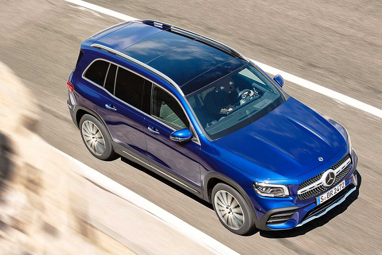 Một số tùy chọn khác trên xe gồm: hệ thống cảnh báo điểm mù (blind spot assist), định vị (navigation), hỗ trợ đỗ xe (parking assist), màn hình 10,25 inch, dàn âm thanh vòm Burmester, màn hình hiển thị kính lái (heads-up display)...