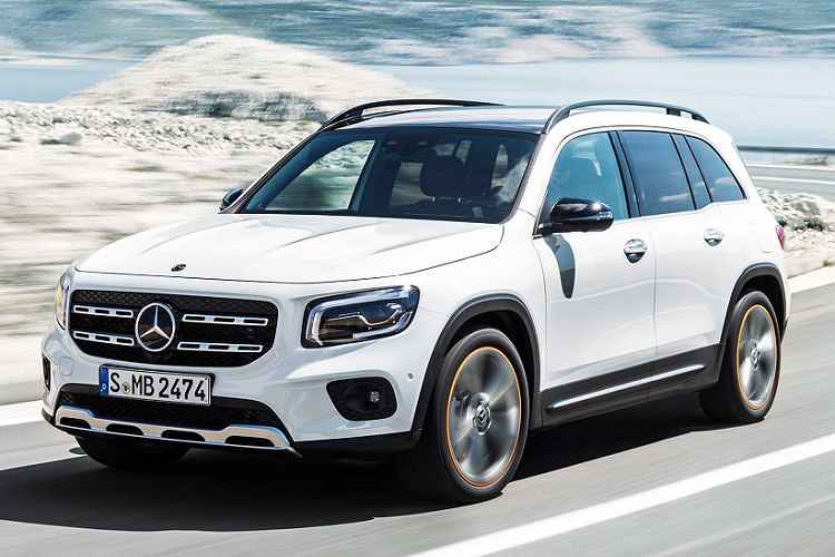 Ở bản 5 chỗ thì GLB mới thoải mái với người lớn hơn hẳn. Không gian để chân được mở rộng và hàng ghế thứ hai có thể di chuyển lên xuống thoải mái. Hàng ghế trước là một không gian đậm chất A-Class nhưng rộng rãi hơn. Nổi bật là cụm đồng hồ với màn hình giữa 7 inch và màn hình thông tin giải trí cảm ứng 7 inch đặt giữa xe.