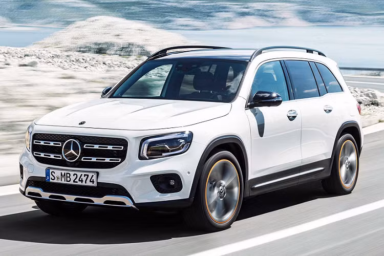 Ở bản 5 chỗ thì GLB mới thoải mái với người lớn hơn hẳn. Không gian để chân được mở rộng và hàng ghế thứ hai có thể di chuyển lên xuống thoải mái. Hàng ghế trước là một không gian đậm chất A-Class nhưng rộng rãi hơn. Nổi bật là cụm đồng hồ với màn hình giữa 7 inch và màn hình thông tin giải trí cảm ứng 7 inch đặt giữa xe.