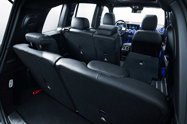 GLB 2020 có kích thước dài x rộng x cao lần lượt là 4.634 x 1.834 x 1.658 mm. Trục cơ sở xe dài 2.829 mm, dài hơn dòng B-Class khoảng 100 mm. Xe có 2 phiên bản là 5 chỗ và 7 chỗ.