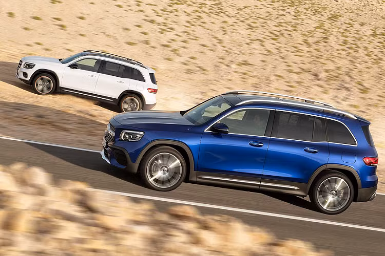 Theo hãng xe sang Đức, giá xe Mercedes-Benz GLB 250 từ 36.600 USD (khoảng 835 triệu đồng), còn phiên bản GLB 250 4MATIC SUV sẽ có giá từ 38.600 USD (khoảng 895 triệu đồng) chưa tính phí vận chuyển 995 USD. Tuy nhiên, giá bán này chưa bao gồm tùy chọn "hàng ghế thứ ba" đặc trưng trên dòng compact SUV này.