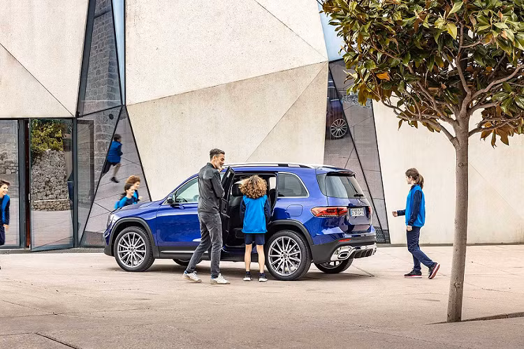 Mercedes GLB có 2 phiên bản là 7 chỗ và 5 chỗ. Ở bản 7 chỗ (tùy chọn), hàng ghế thứ 3 hứa hẹn có thể chở được 2 hành khách có chiều cao dưới 1,68 m, nhưng có lẽ phù hợp nhất vẫn là để chở trẻ nhỏ. Dù vậy, hàng ghế 3 vẫn rất tiện nghi với chỗ để ly đặt giữa 2 ghế và cổng sạc USB. Kể cả túi khí bên của GLB cũng đượt thiết kế để có thể bảo vệ tới hàng ghế 3.