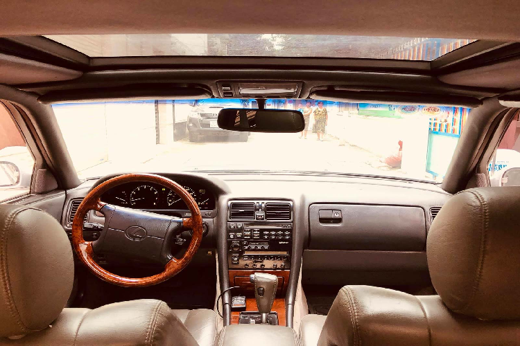 Hiện nay, LS400 vẫn còn được sử dụng rất nhiều ở Mỹ, có xe đã đi đến 500,000 dặm và... vẫn còn chạy tốt. Vì vậy, phụ tùng cho xe này không khó kiếm, có thể đặt hàng online. Tuy nhiên, xứng với danh "xe sang" và "đồ cổ", phụ tùng của mẫu xe này có giá khá chát.