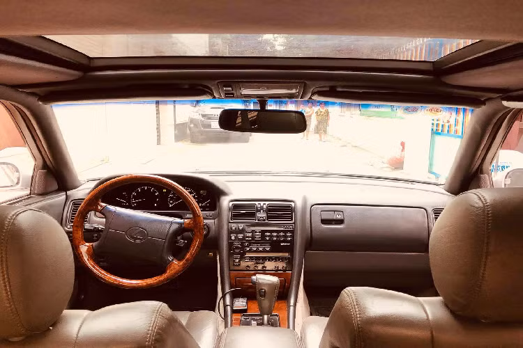 Hiện nay, LS400 vẫn còn được sử dụng rất nhiều ở Mỹ, có xe đã đi đến 500,000 dặm và... vẫn còn chạy tốt. Vì vậy, phụ tùng cho xe này không khó kiếm, có thể đặt hàng online. Tuy nhiên, xứng với danh "xe sang" và "đồ cổ", phụ tùng của mẫu xe này có giá khá chát.