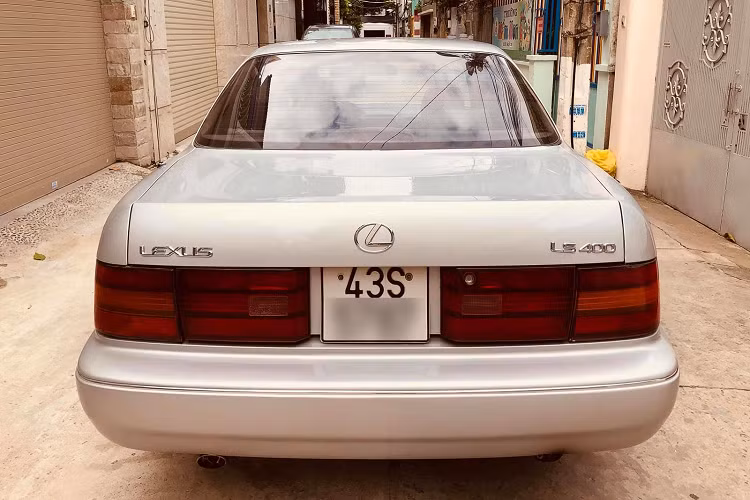 Ngoài ra còn có ốp gỗ óc chó California Walnut, radio AM/FM với audio chất lượng cao và 7 loa cùng sub-woofer, bộ dựng cụ sửa xe và hộp dụng cụ cấp cứu... và còn nhiều trang bị tùy chọn khác.