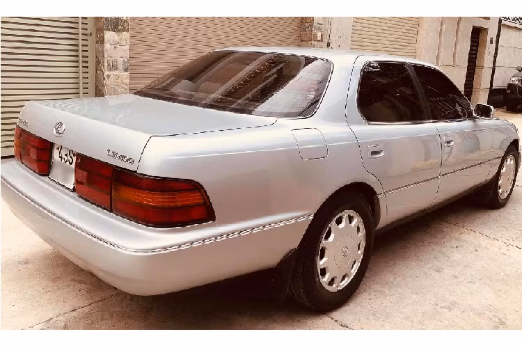 Tuy nhiên tại thời điểm đó (1990), giá xe Lexus LS400 bán ra từ 38.000 USD dễ dàng chiếm được cảm tình của khách hàng hơn là một chiếc Mercedes/ BMW có giá đắt hơn 10.000-20.000 USD.