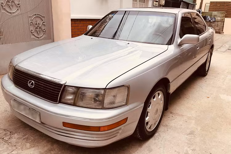 Lexus LS400 đời đầu ra đời năm 1989 và giữ nguyên đến 1992. Đây là một trong những mẫu xe "đinh" của Toyota/ Lexus thời bấy giờ. Bởi nó chính là "phát súng đầu tiên" của hãng xe Nhật nhằm nhắm vào thị trường xe sang tại Mỹ (vốn đang bị thống trị bởi xe Đức và 1 phần xe Mỹ).