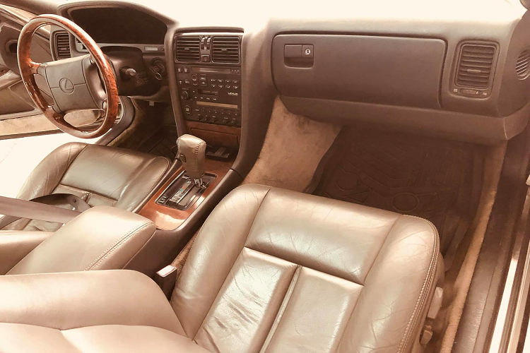 Lexus LS400 1992 có kích thước dài x rộng x cao lần lượt là 4.996 x 1.829 x 1.415 mm. Chiều dài trục cơ sở của xe là 2.814 mm.