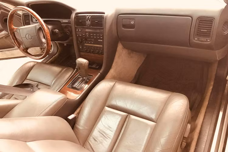 Lexus LS400 1992 có kích thước dài x rộng x cao lần lượt là 4.996 x 1.829 x 1.415 mm. Chiều dài trục cơ sở của xe là 2.814 mm.