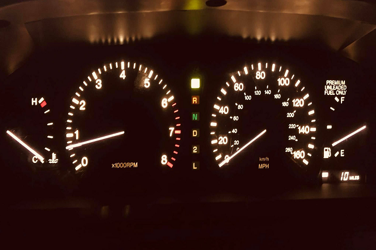 Theo wiki, LS400 1992 đã sở hữu hệ thống treo độc lập 4 bánh, cảm biến tốc độ, phanh đĩa 4 bánh (+ chống bó cứng phanh) ngay từ thời kỳ đầu.