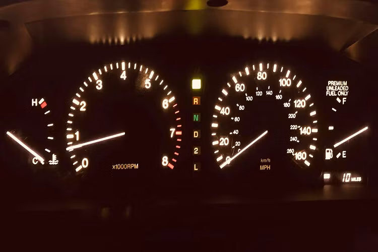 Theo wiki, LS400 1992 đã sở hữu hệ thống treo độc lập 4 bánh, cảm biến tốc độ, phanh đĩa 4 bánh (+ chống bó cứng phanh) ngay từ thời kỳ đầu.