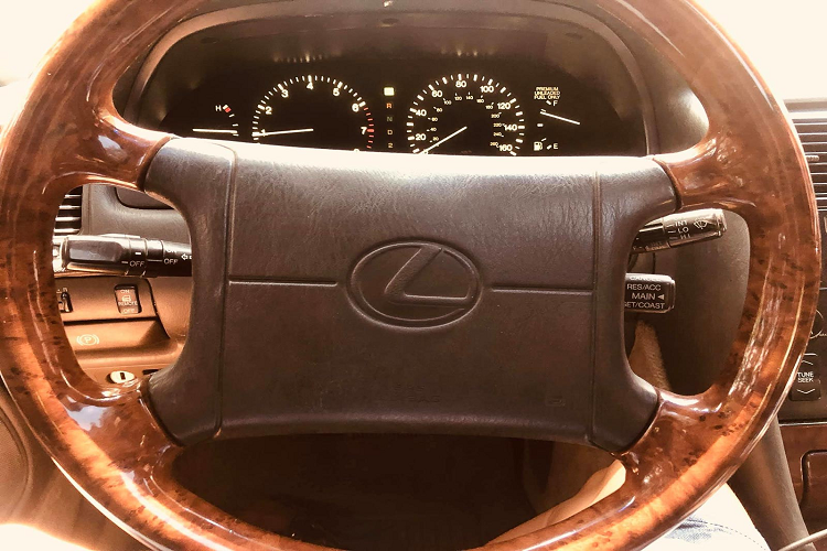 Xe sở hữu động cơ V8 DOHC 32-valve 4.0L, cho công suất 250 mã lực (186 kW). Đi cùng là hộp số tự động 4 cấp. Xe có thể tăng tốc từ 0-100 km/h chỉ trong 8,5 giây và vận tốc cực đại 250 km/h.