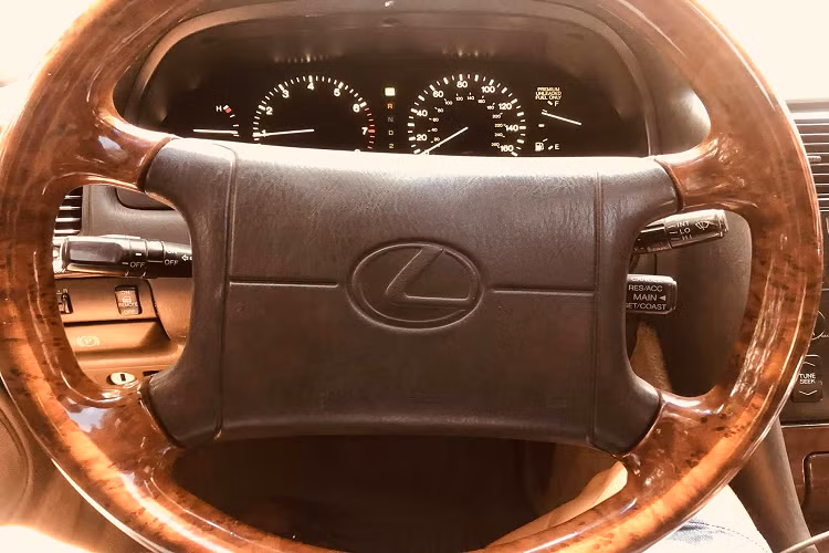 Xe sở hữu động cơ V8 DOHC 32-valve 4.0L, cho công suất 250 mã lực (186 kW). Đi cùng là hộp số tự động 4 cấp. Xe có thể tăng tốc từ 0-100 km/h chỉ trong 8,5 giây và vận tốc cực đại 250 km/h.