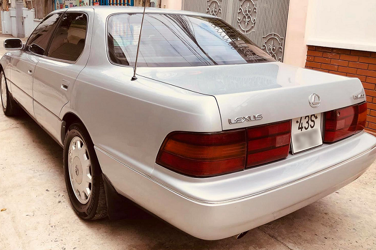 Ngay từ khi xuất hiện, Lexus LS400 (1990-1994) đã được ghi tên vào 1 trong 5 loại xe tốt nhất thế giới. Chỉ có những cái tên như Mercedes-Benz S Class và BMW 7 Series mới vượt mặt được nó.