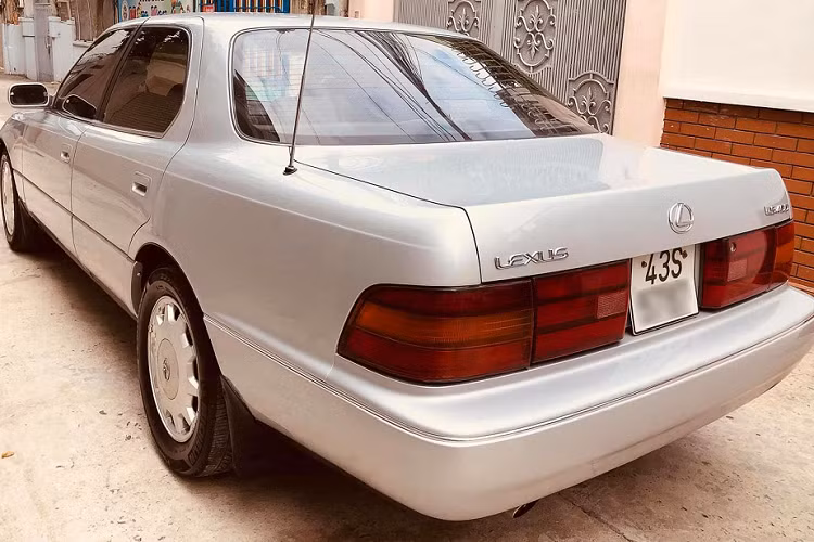 Ngay từ khi xuất hiện, Lexus LS400 (1990-1994) đã được ghi tên vào 1 trong 5 loại xe tốt nhất thế giới. Chỉ có những cái tên như Mercedes-Benz S Class và BMW 7 Series mới vượt mặt được nó.