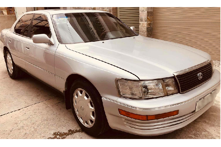 Theo lời người bán, mẫu xe sang Lexus LS400 đời 1992 sau 10 năm nằm kho đã được "dọn dẹp" nhẹ để bán lại (giá 168 triệu đồng). Tuy nhiên máy móc và hộp số vẫn còn nguyên zin. Theo cảm quan bên ngoài thì đồng sơn vẫn còn cực kỳ "bén".