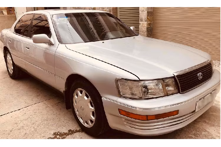 Theo lời người bán, mẫu xe sang Lexus LS400 đời 1992 sau 10 năm nằm kho đã được "dọn dẹp" nhẹ để bán lại (giá 168 triệu đồng). Tuy nhiên máy móc và hộp số vẫn còn nguyên zin. Theo cảm quan bên ngoài thì đồng sơn vẫn còn cực kỳ "bén".