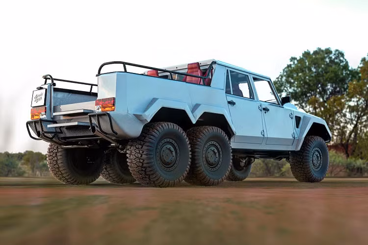 Lamborghini LM002 Safari 6×6 trong bộ ảnh này là một chiếc bán tải với 6 bánh xe off-road cỡ lớn, ba cầu chủ động và phần thùng xe phía sau được biến đổi nhằm phục vụ khách hàng của nó.