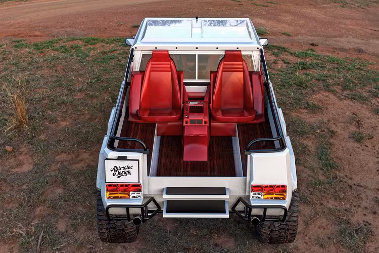 Tuy nhiên, chiếc xe thám hiểm Lamborghini LM002 “Safari” này cũng được pha trộn một phong cách hoang dã hơn khi phần thùng xe phía sau được ốp gỗ và bố trí hai ghế ngồi sang trọng. Cặp ghế này, cùng với bảng điều khiển phía sau và khoang nội thất bên trong đều được sử dụng những vật liệu cao cấp nhất (theo người thiết kế).