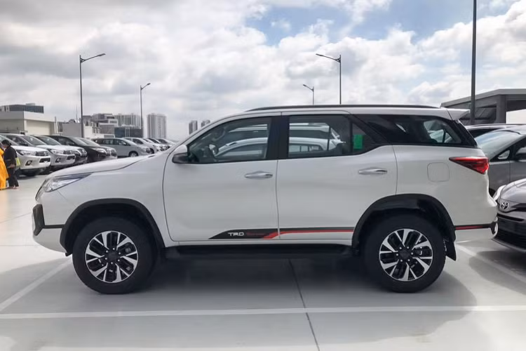 So với phiên bản Fortuner 2.7AT 4x2 đang phân phối với mức giá 1,150 triệu đồng, phiên bản Fortuner 2.7 4x2 AT TRD có mức giá chênh 49 triệu đồng. Nói cách khác, khách hàng Việt trả thêm 49 triệu đồng cho bộ phụ kiện trang trí TRD này, bao gồm bộ mâm đa chấu kép có cùng kích thước 17 inch (265/65R17).