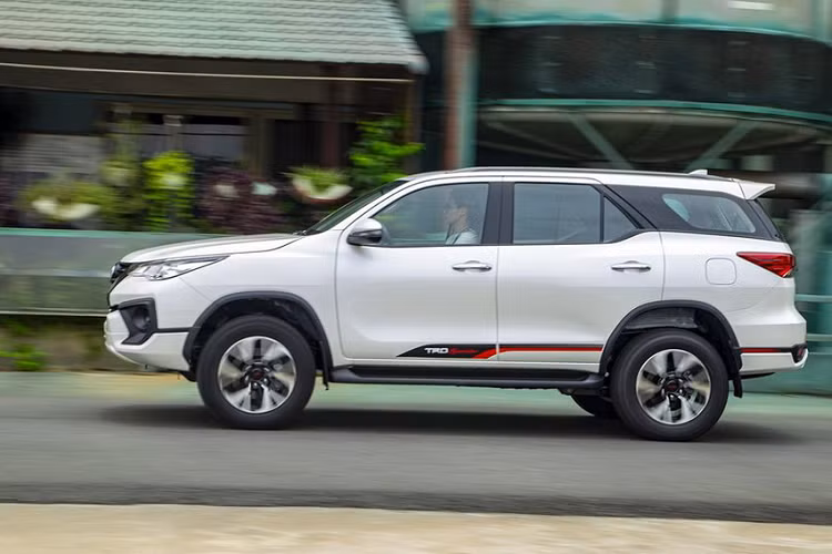 Động cơ xăng 2.7L ~164 mã lực tại 5.200 v/p + 241Nm tại 3.800 v/p. Dẫn động cầu sau (RWD) + 6AT