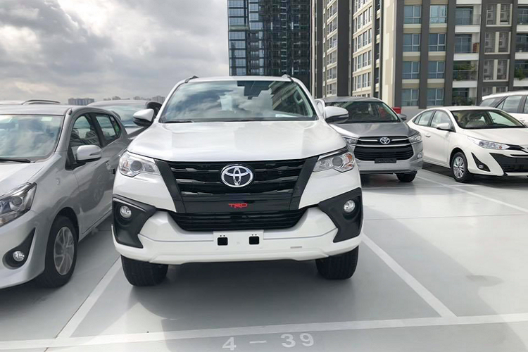 Điểm nhấn của Fortuner 2.7 4x2 AT TRD chính là ngoại thất đi kèm bộ phụ kiện ‘’dàn áo’’ trang trí TRD (Toyota Racing Development) mang hơi hướng thể thao, bao gồm: mặt ca-lăng với cụm lưới tản nhiệt mới sơn màu đen, bộ mâm hợp kim 17 inch đa chấu mang thiết kế mới, ốp cản và sau thể thao, điểm nhấn bên sườn xe với logo TRD và tem nổi bật trên nền màu sơn ngoại thất trắng ngọc trai (lựa chọn màu sơn duy nhất).