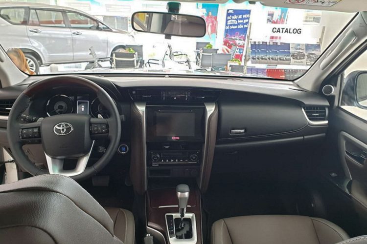Mặc dù trang bị và hiệu suất của Toyota Fortuner có thể khiêm tốn hơn các đối nhủ, nhưng bù lại Fortuner lại mang ưu điểm về thương hiệu mạnh, động cơ bền bỉ, dễ mua dễ bán và hơn hết là ít rớt giá so với các đối thủ.