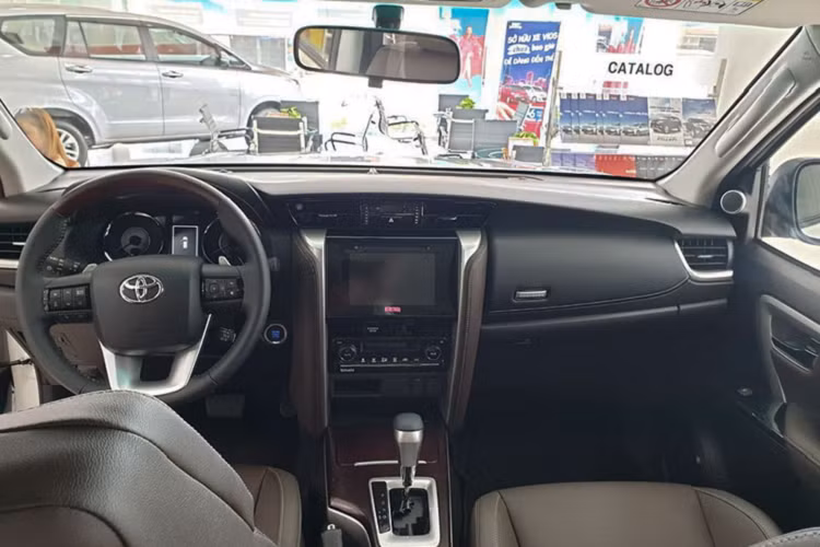 Mặc dù trang bị và hiệu suất của Toyota Fortuner có thể khiêm tốn hơn các đối nhủ, nhưng bù lại Fortuner lại mang ưu điểm về thương hiệu mạnh, động cơ bền bỉ, dễ mua dễ bán và hơn hết là ít rớt giá so với các đối thủ.