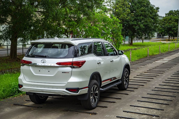 Phiên bản của mẫu xe Toyota Fortuner TRD lắp ráp này nhắm vào những khách hàng trẻ yêu thích Fortuner với diện mạo trẻ trung, cá tính và mang phong cách năng động hơn so với các phiên bản còn lại.