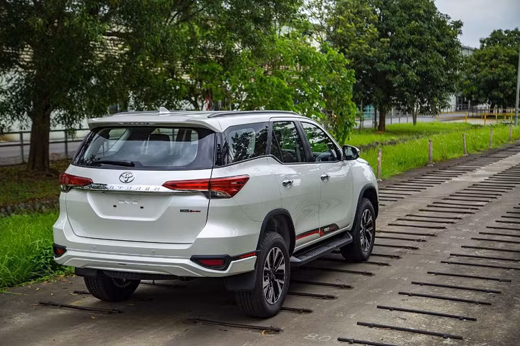 Phiên bản của mẫu xe Toyota Fortuner TRD lắp ráp này nhắm vào những khách hàng trẻ yêu thích Fortuner với diện mạo trẻ trung, cá tính và mang phong cách năng động hơn so với các phiên bản còn lại.