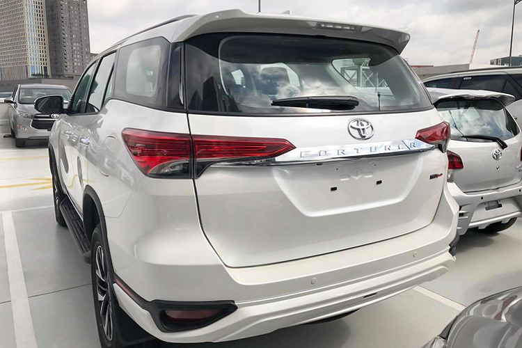 Nhìn chung, mức giá xe Toyota Fortuner 2.7 4x2 AT TRD ở mức 1,199 tỷ đồng sẽ hơn một chút so với hai đối thủ nhập khẩu như: Ford Everest Titanium 4x2 10AT (1,177 tỷ đồng) hay Mitsubishi Pajero Sport 4x2 8AT (1,183 tỷ đồng).