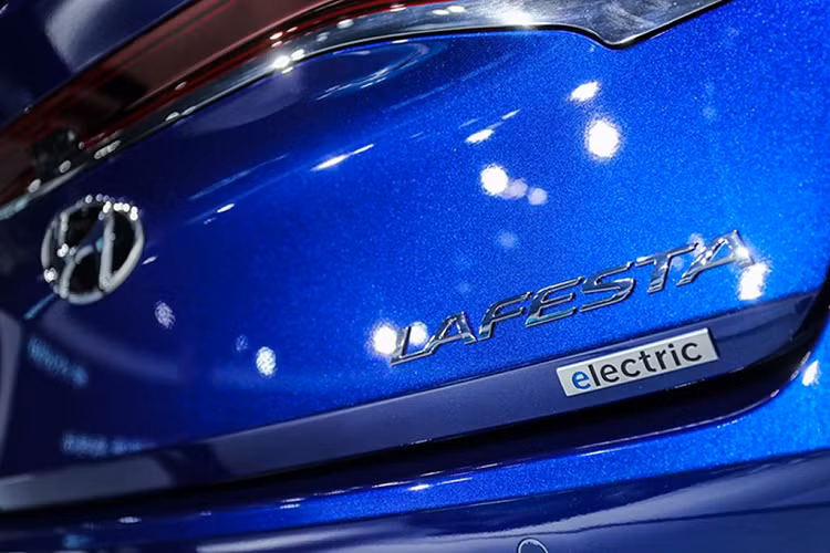 Các điểm nổi bật khác phải kể tới như sạc không dây cho điện thoại thông minh, các đường nét màu đen tương phản và cần chuyển số điện tử. Thú vị hơn, Lafesta còn xuất hiện với hệ thống nhận diện giọng nói cho phép người dùng điều khiển một số chức năng như đóng/mở cửa sổ xung quanh hay cửa nóc.