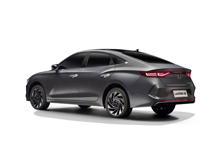 Về mặt công nghệ, các hệ thống hỗ trợ người lái trên Lafesta bao gồm Hỗ trợ phòng tránh va chạm từ phía trước và điểm mù, Cảnh báo va chạm khi mở cửa xe, Phát hiện phương tiện cắt ngang phía sau. Model này còn được trang bị thêm chuông báo động và hệ thống an toàn 6 túi khí.