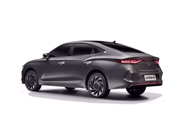 Về mặt công nghệ, các hệ thống hỗ trợ người lái trên Lafesta bao gồm Hỗ trợ phòng tránh va chạm từ phía trước và điểm mù, Cảnh báo va chạm khi mở cửa xe, Phát hiện phương tiện cắt ngang phía sau. Model này còn được trang bị thêm chuông báo động và hệ thống an toàn 6 túi khí.