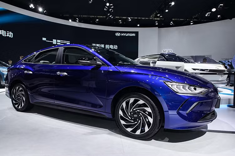 Bộ mâm xe Hyundai Lafesta EV mới cũng không kém nổi bật với thiết kế mang đậm chất khí động học và màu sơn đặc trưng mang tên “Shooting Star”